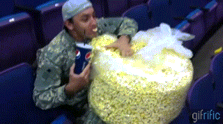 Uomo mangia enorme sacchetto di popcorn